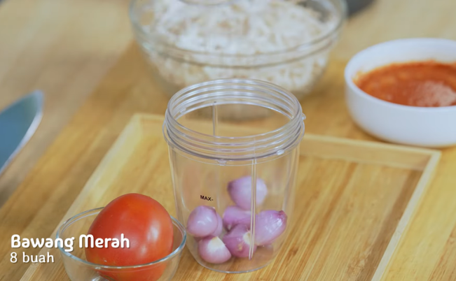 Bahan nasi bakar ayam suwir. (YouTube)